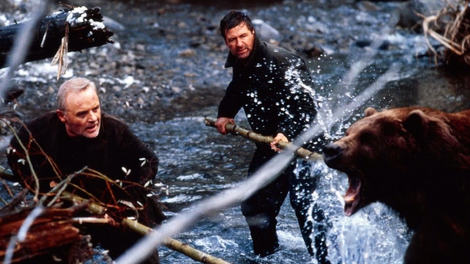 Anthony Hopkins a Alec Baldwin ve filmu Na ostří nože.